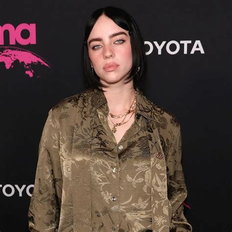 Billie Eilish Cheekily Responds to Bikini Photo Showing Chest。